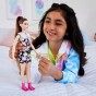 Păpușă Barbie Fashionistas cu aparat auditiv și rochie cu flori HBV19