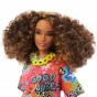 Păpușă Barbie Fashionistas rochie graffiti cu păr creț brunetă HPF77
