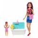 Păpușă Barbie Skipper Babysitters Set de joacă cu copil la baie FXH05